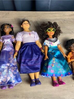 Disney Encanto Doll Set Mirabel Isabela Luisa Antonio Madrigal Exclusive 4 Pack